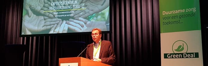 Léon Wever lanceert het expertisecentrum verduurzaming zorg op het congres van de Green Deal Duurzame Zorg.